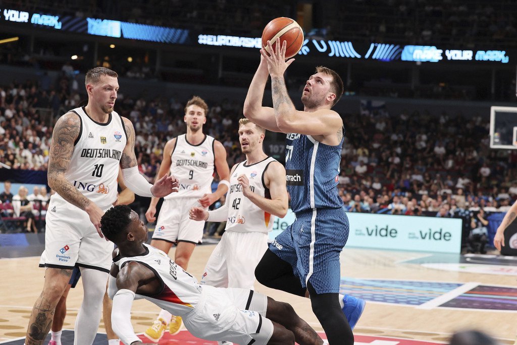 东契奇迎来三赛季出色发挥，巴塞罗那观众热烈欢呼！赢得满堂喝彩